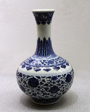 清代青花缠枝纹瓷瓶