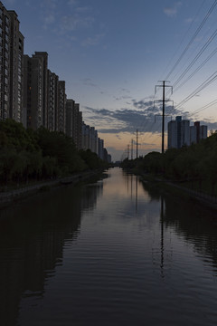 河道岸边建筑