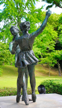 跳舞的女孩雕塑