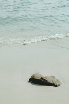 海边沙滩上的石头