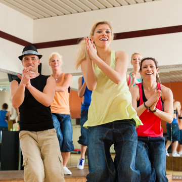 尊巴舞或爵士舞-年轻人在演播室或健身房跳舞做运动或练习一个舞蹈号码