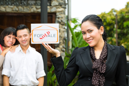 房地产市场-年轻的印尼夫妇寻找房地产公寓或房子出租或购买