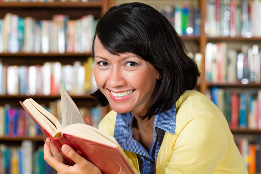 学生-在图书馆读书的亚洲年轻女子或女孩
