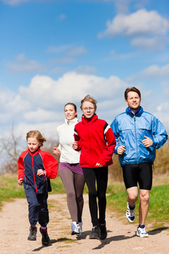 家人、母亲、父亲和孩子们都在户外跑步或慢跑