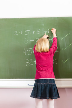 教育-孩子或学生在学校的黑板上学习数学