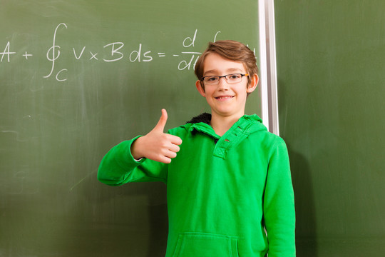 教育-孩子或学生在学校的数学黑板上，孩子是非常聪明的，因为它计算困难的方程