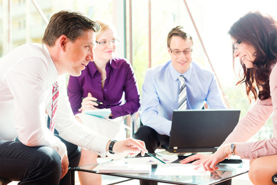 商务人士在办公室开会或工作坊利润增长图及文件