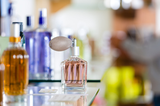 药店或商店里的测试用香水