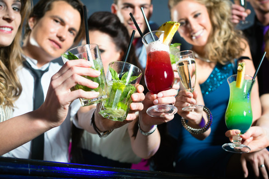 年轻人在俱乐部或酒吧喝鸡尾酒，玩得很开心