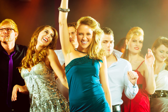 年轻人在俱乐部或迪斯科舞厅跳舞并举行聚会