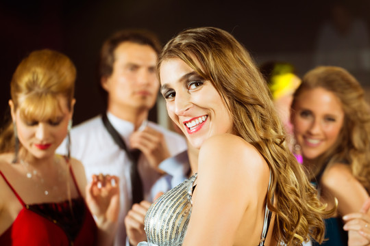年轻人在俱乐部或迪斯科舞厅跳舞并举行聚会
