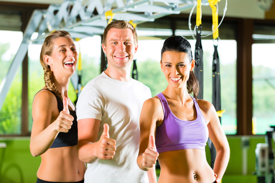 一群人在健身俱乐部或健身房用悬吊训练器锻炼
