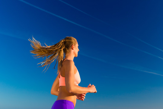 运动健身-晴空下慢跑的女人