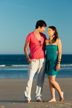 男人和女人，情侣，在海边享受浪漫的日落