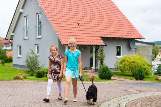 两个小女孩或孩子-姐妹-带着狗散步
