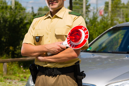 警察-交通管制中的警察或穿制服的警察停车