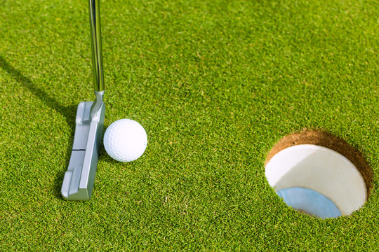 高尔夫球运动员把球放进洞里，只能看到球、洞和铁