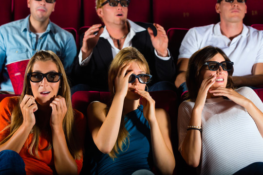 年轻人在电影院紧张地看3d电影
