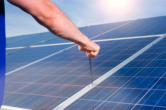 光伏发电系统采用太阳能电池板，通过太阳能生产可再生能源，技术人员使用螺丝刀或工具