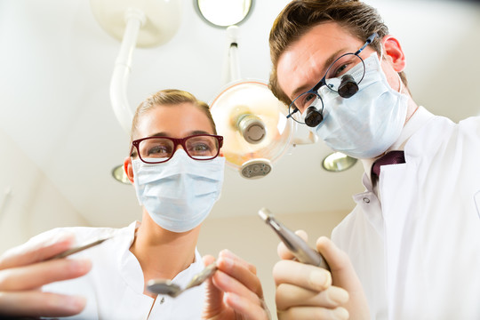从病人的角度看，牙医和助理在治疗中