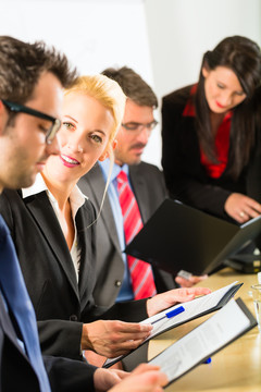 商务-商务人士在办公室有一个会议或研讨会，他们进行谈判或签订合同