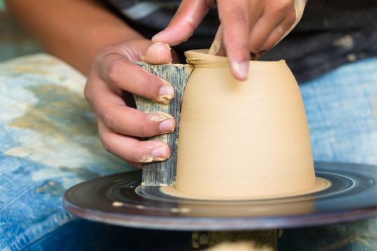 陶工师傅在陶工的轮子上创造一个碗