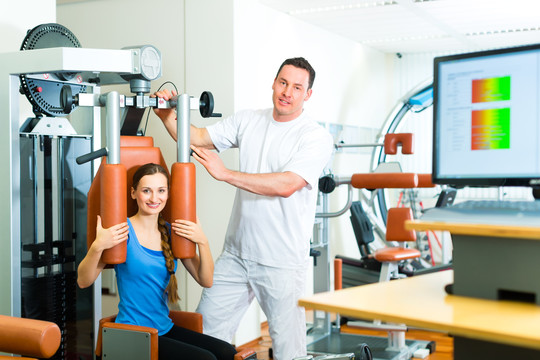 理疗中心的病人和她的治疗师一起做体育锻炼