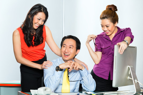 亚洲同事或经理或老板有办公室外遇或与两名秘书或雇员调情