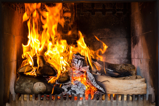 壁炉或火炉邀请您用它温暖的火焰