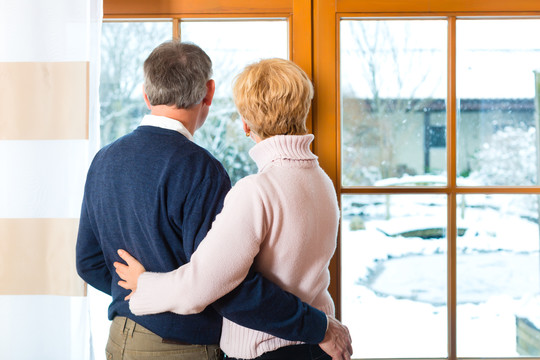 生活质量-老人或退休人员在家门口的窗口，他们享受她的退休或养老