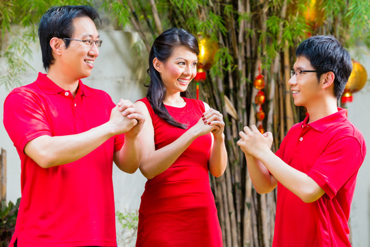 朋友和家人穿着红衫庆祝中国新年