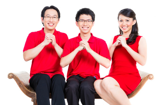 一家人穿着红衫庆祝中国新年