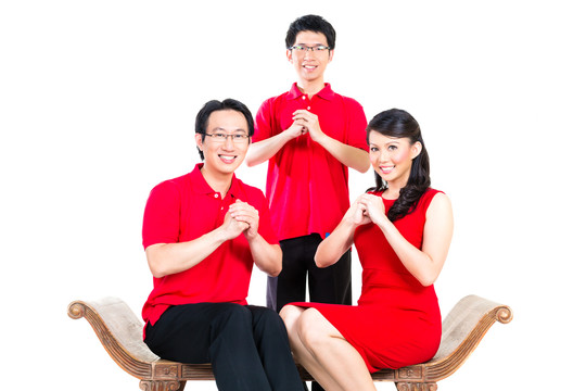 一家人穿着红衫庆祝中国新年