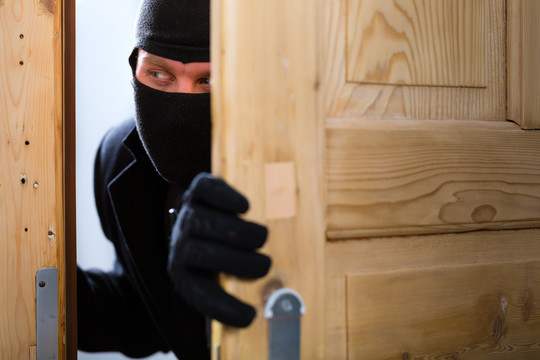 保安-伪装的窃贼闯入公寓或办公室偷东西