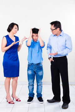 年幼的中国男孩饱受父母吵架和离婚之苦，这场争吵正影响着整个家庭