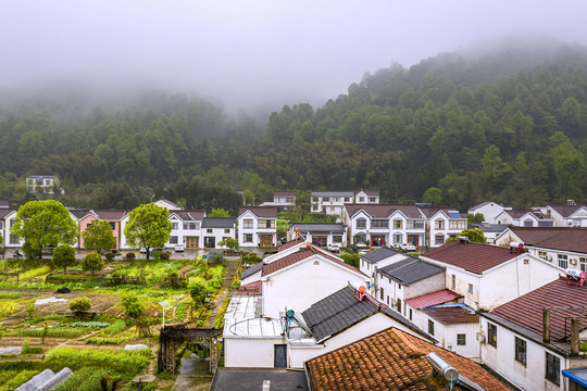 烟雨山村摄影图
