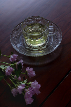 玻璃茶盘茶杯与鲜花