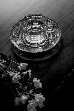 玻璃茶盘茶杯与鲜花