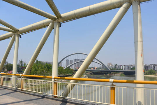 成都江滩公园跨府河人行桥