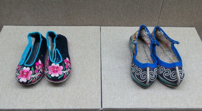 中国中西部羌族绣花布鞋