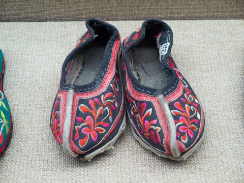 中国中西部羌族绣花船形男布鞋