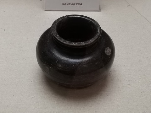 明代褐釉陶罐