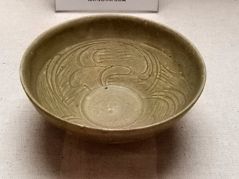 西晋云纹青釉瓷碗