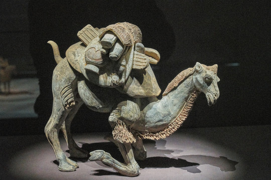 彩绘陶蹲跪骆驼俑