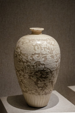 河南博物院白釉剔花牡丹纹瓷瓶
