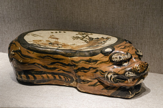 河南博物院藏品酱油黑彩虎形瓷枕