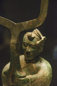 河南博物院藏品跽坐人漆绘铜灯