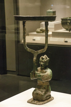 河南博物院藏品跽坐人漆绘铜灯