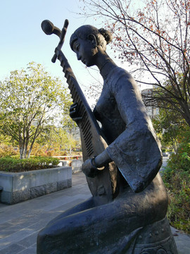 弹奏琵琶女子雕塑铜像