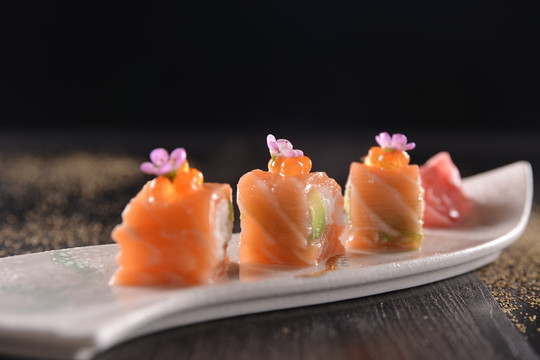 三文鱼腩寿司卷